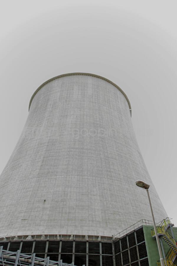 發電廠冷卻塔 守護能源動脈的“蒸汽巨人”